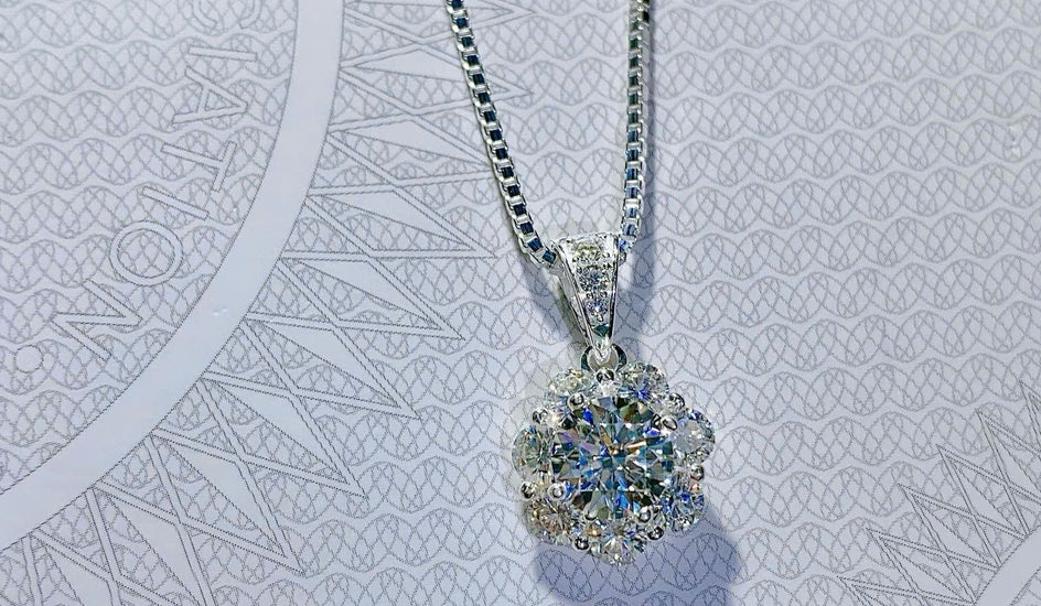 WHAT IS MOISSANITE STONE? SHOULD YOU BUY DIAMONDS OR MOISSANITE