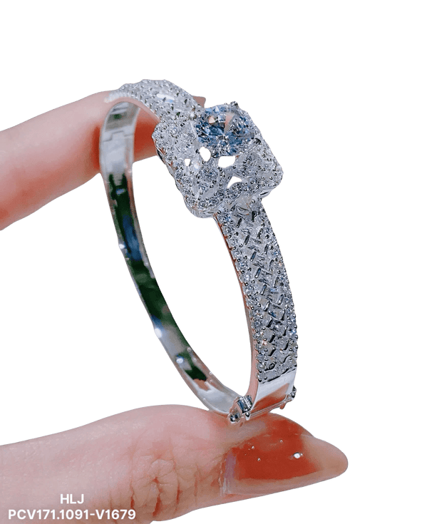 EmpressCrown Moissanite Bangle – Royal Brilliance Redefined