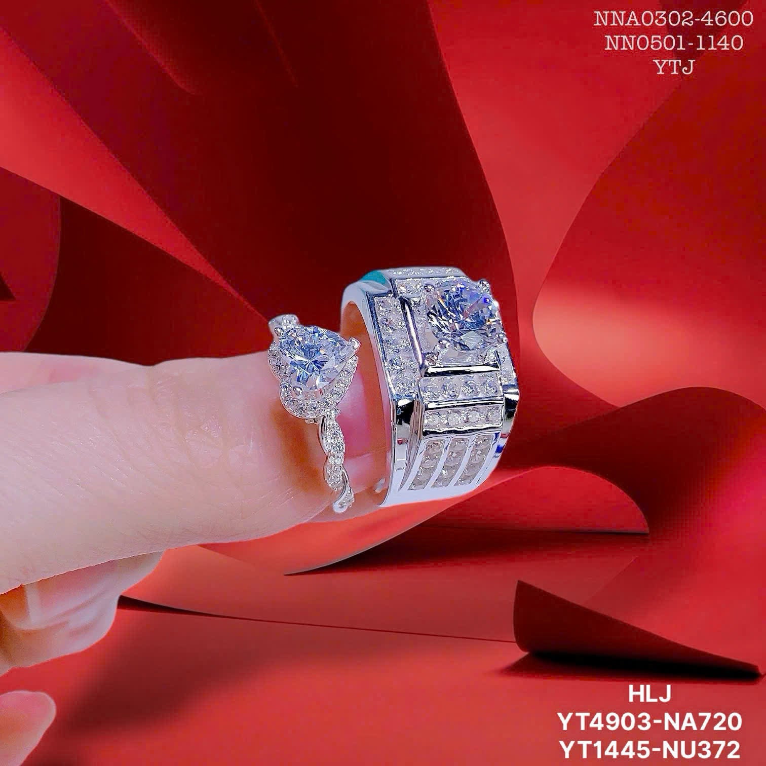 RoundLuxe Couple Rings – Timeless Duo Brilliance