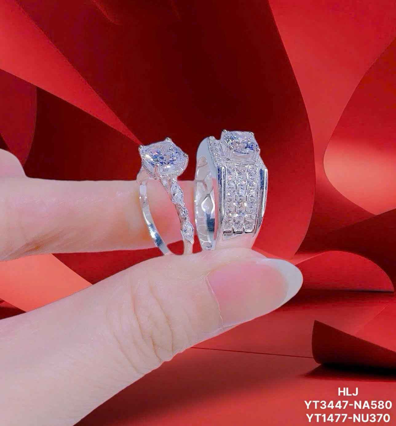 RoundLuxe Couple Rings – Timeless Duo Brilliance