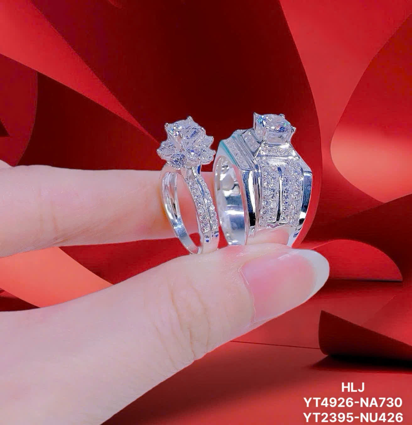 RoundLuxe Couple Rings – Timeless Duo Brilliance