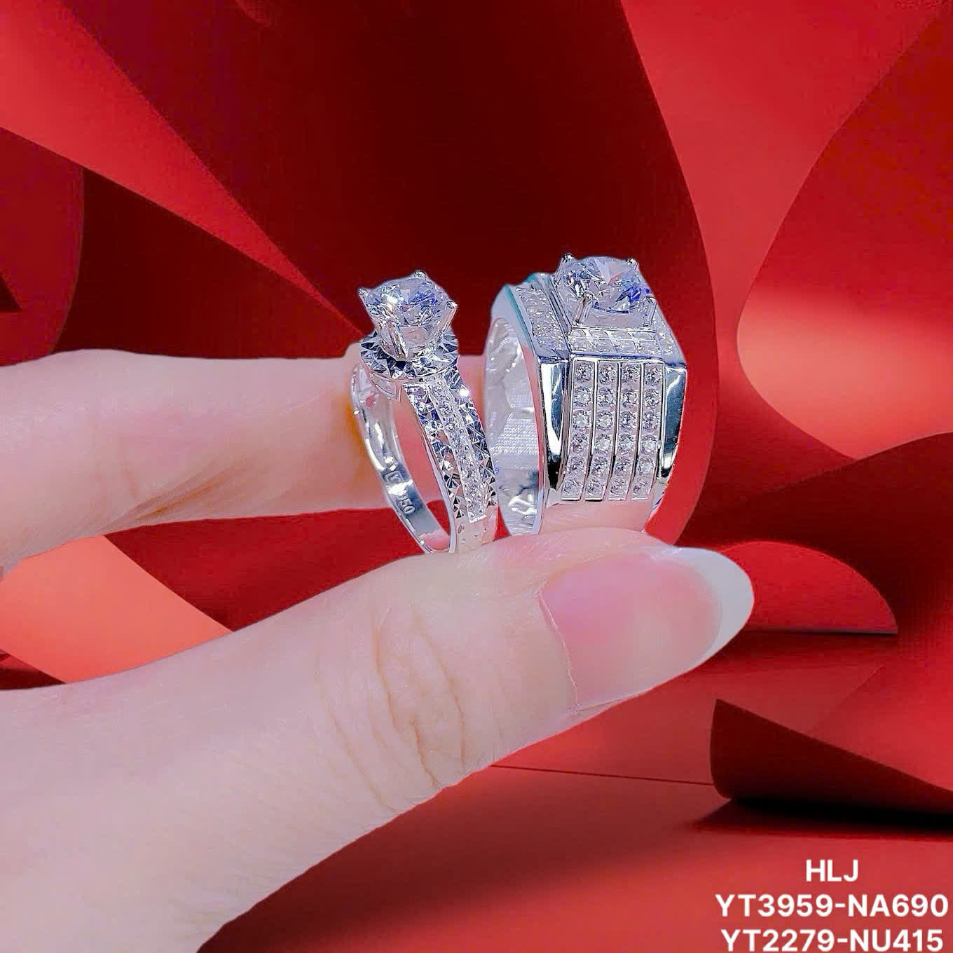 RoundLuxe Couple Rings – Timeless Duo Brilliance