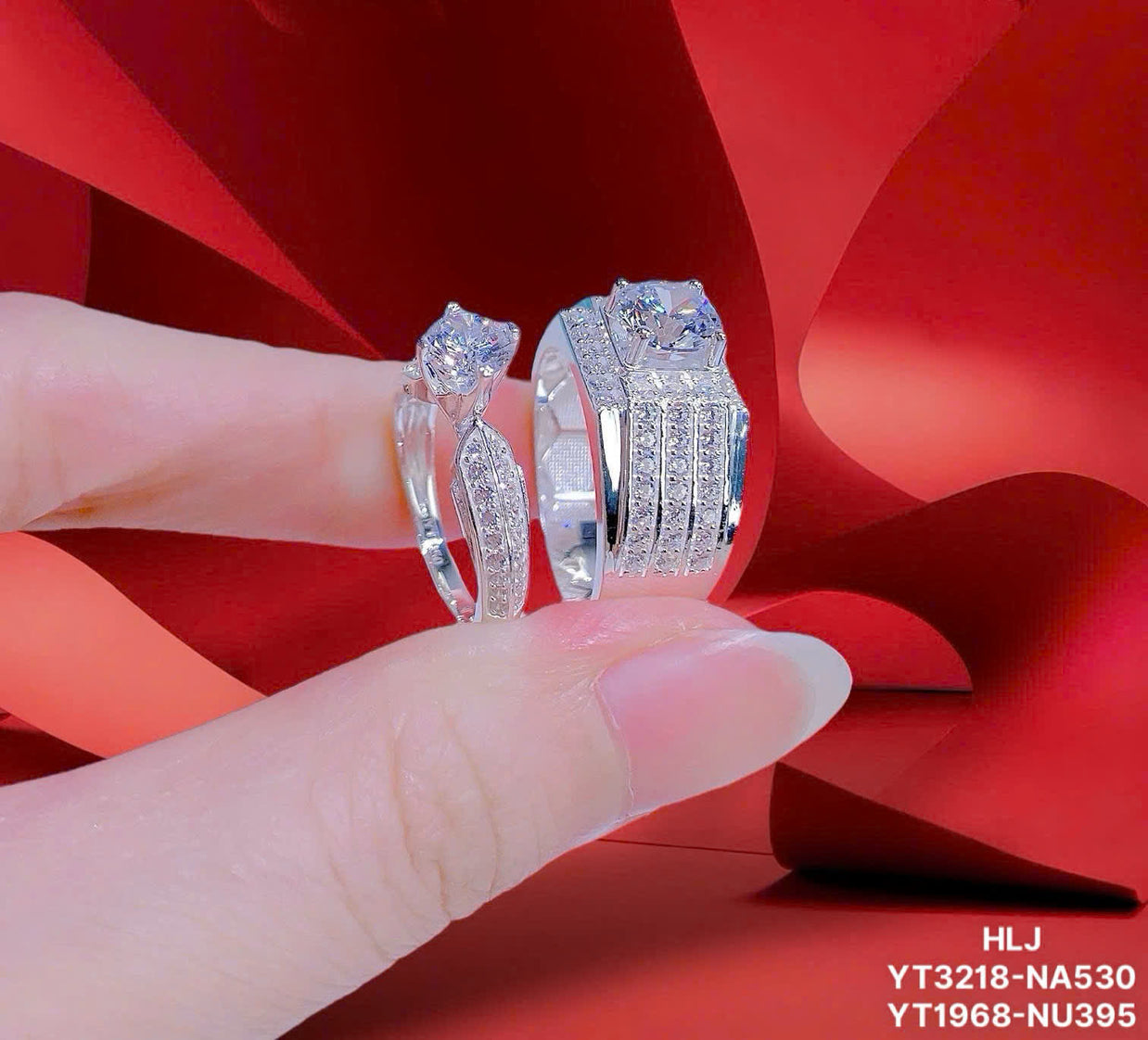 RoundLuxe Couple Rings – Timeless Duo Brilliance