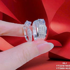 RoundLuxe Couple Rings – Timeless Duo Brilliance