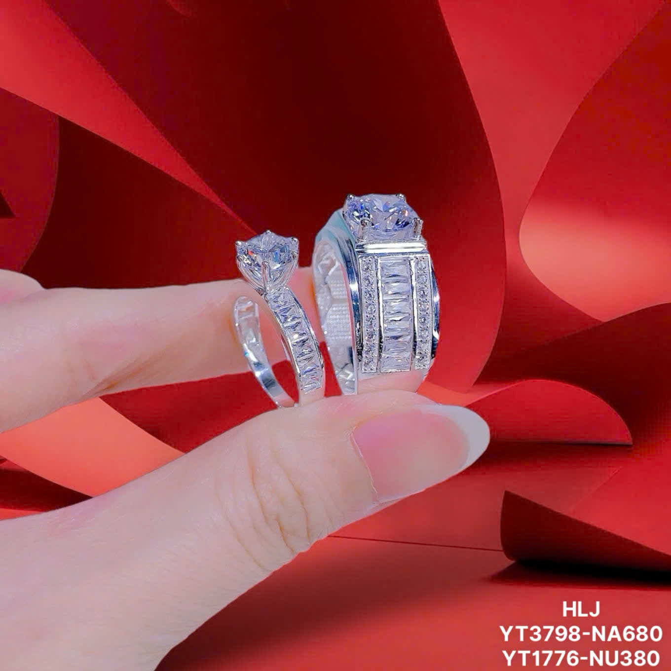 RoundLuxe Couple Rings – Timeless Duo Brilliance