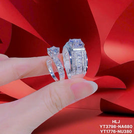 RoundLuxe Couple Rings – Timeless Duo Brilliance