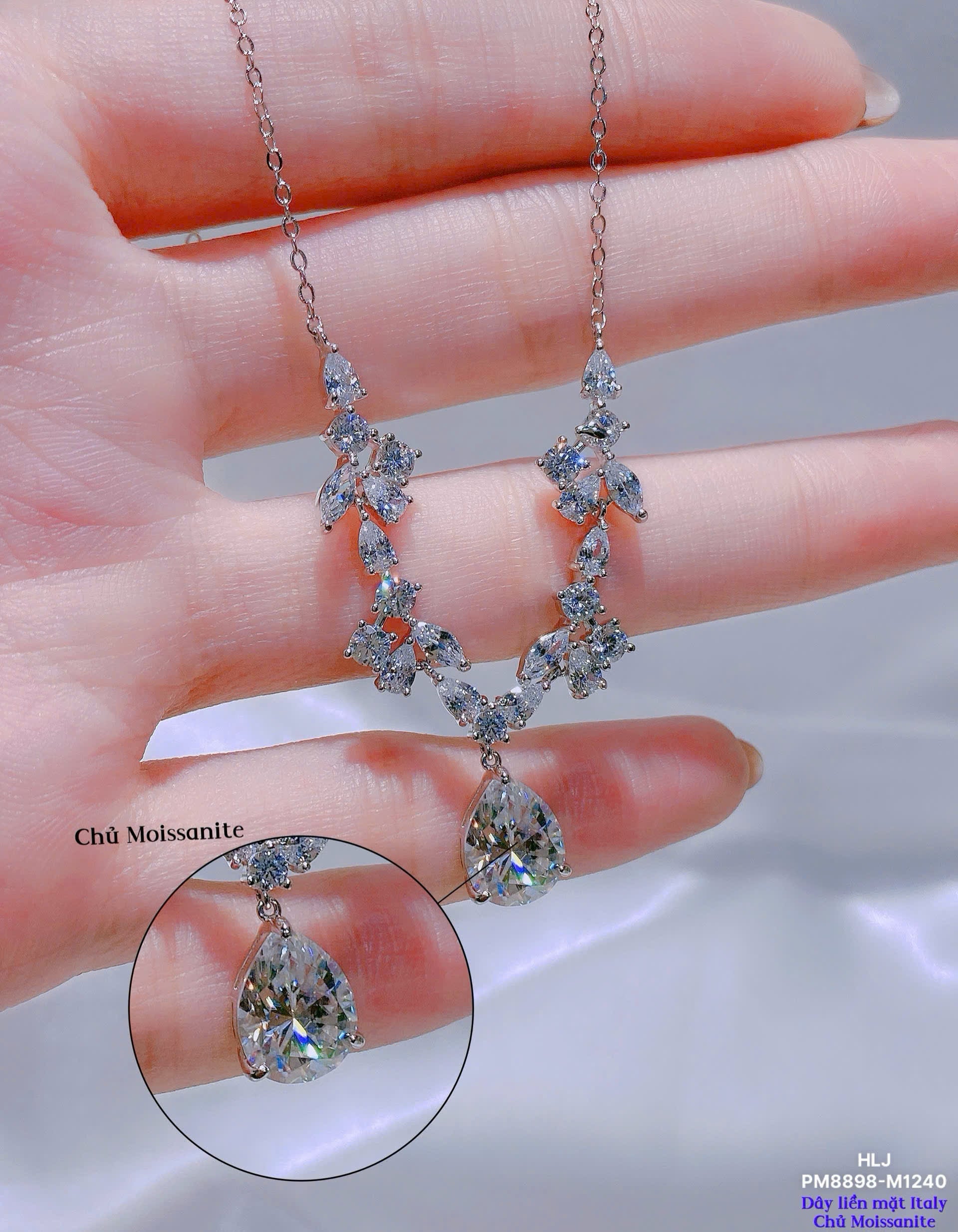 PetalGlow Moissanite Pendant – Minimal Bloom, Maximum Sparkle