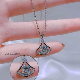 SwanGrace Moissanite Pendant – Elegant Curve, Eternal Shine