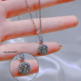PetalGlow Moissanite Pendant – Minimal Bloom, Maximum Sparkle