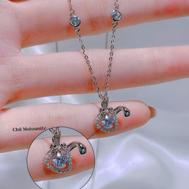 SwanGrace Moissanite Pendant – Elegant Curve, Eternal Shine