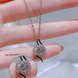 PetalGlow Moissanite Pendant – Minimal Bloom, Maximum Sparkle