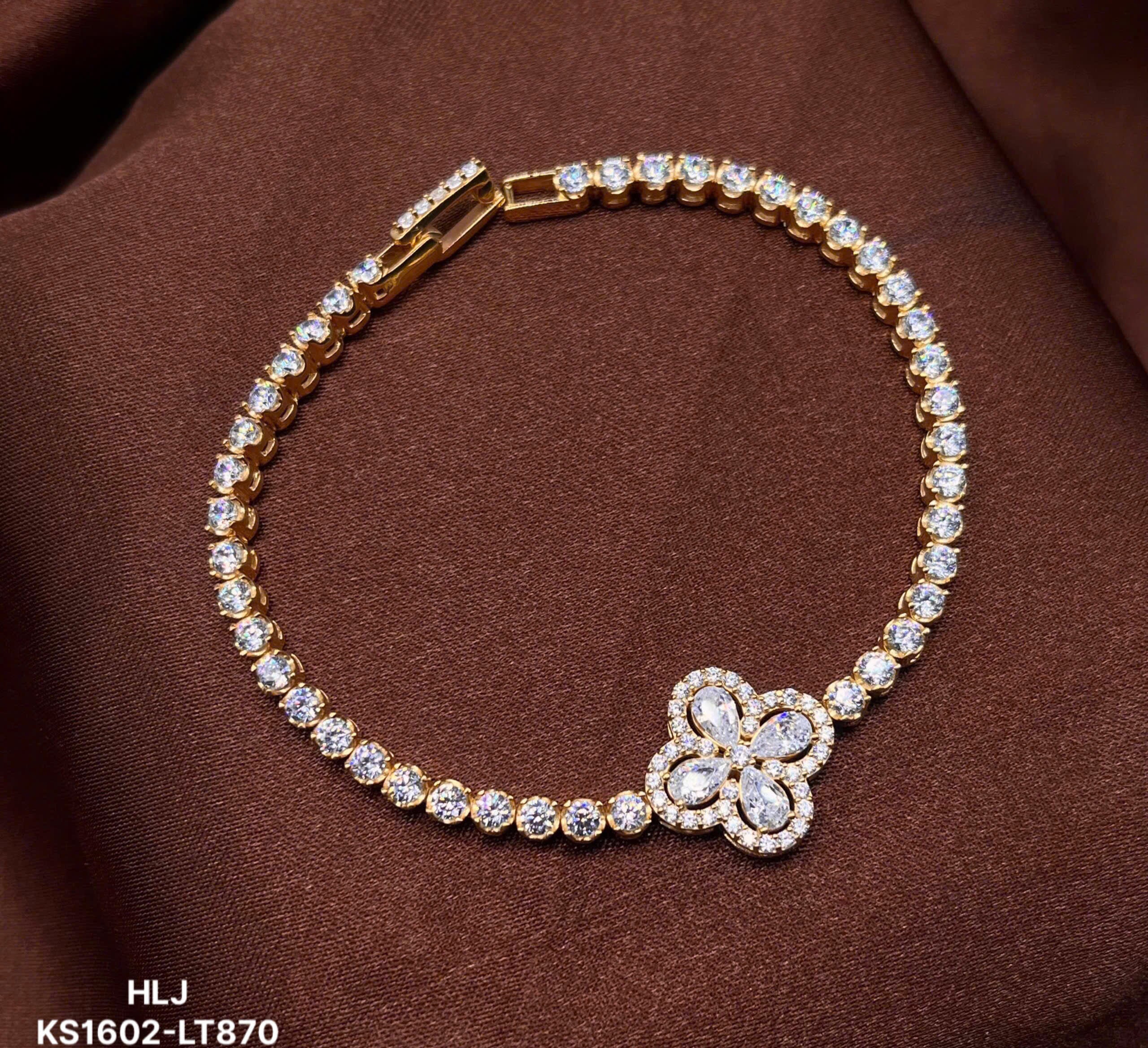 Clover Grace Tennis Bracelet – Triple-Tone Elegance