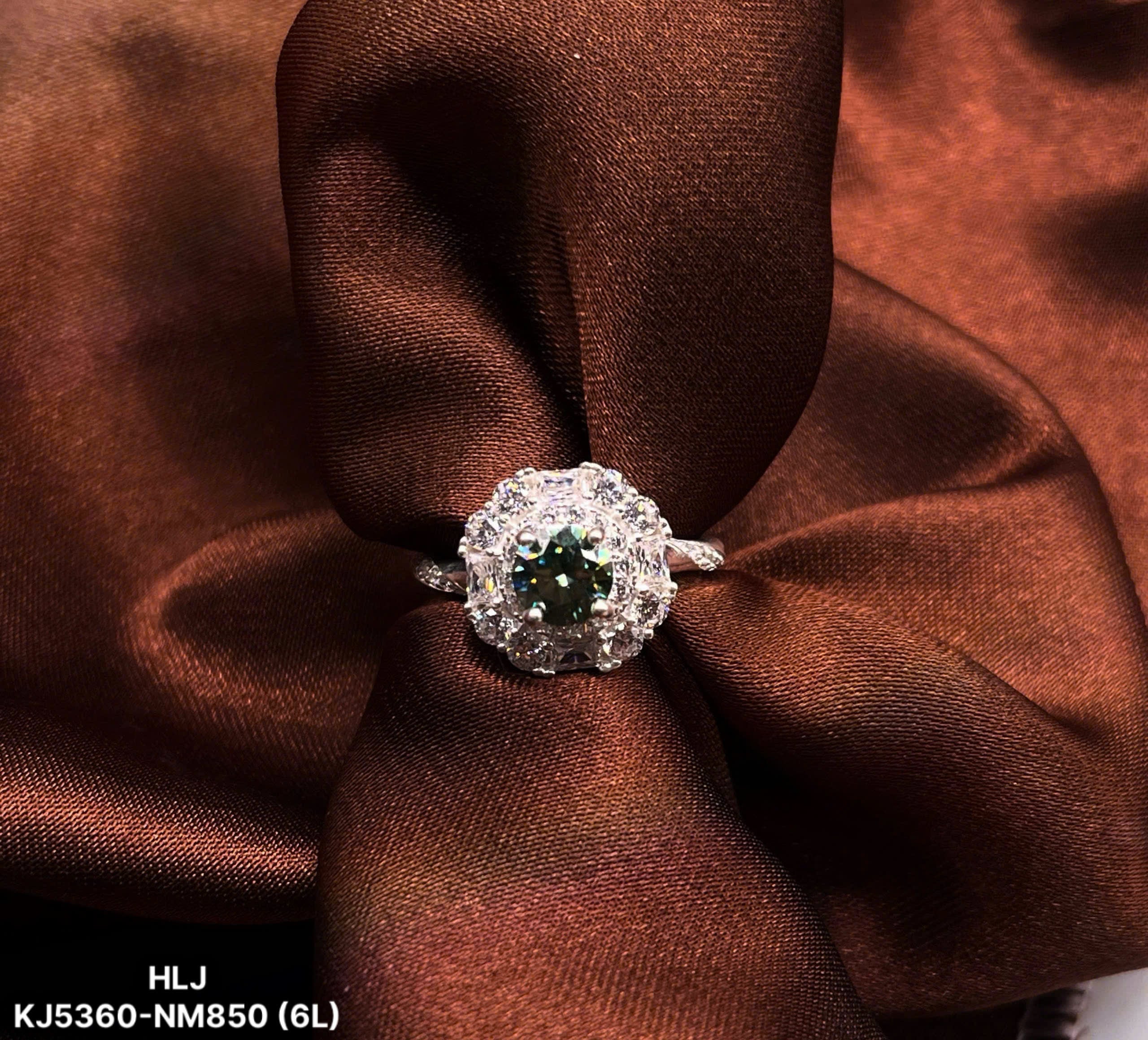 Emerald Bloom Moissanite Halo Ring – Regal Green Brilliance