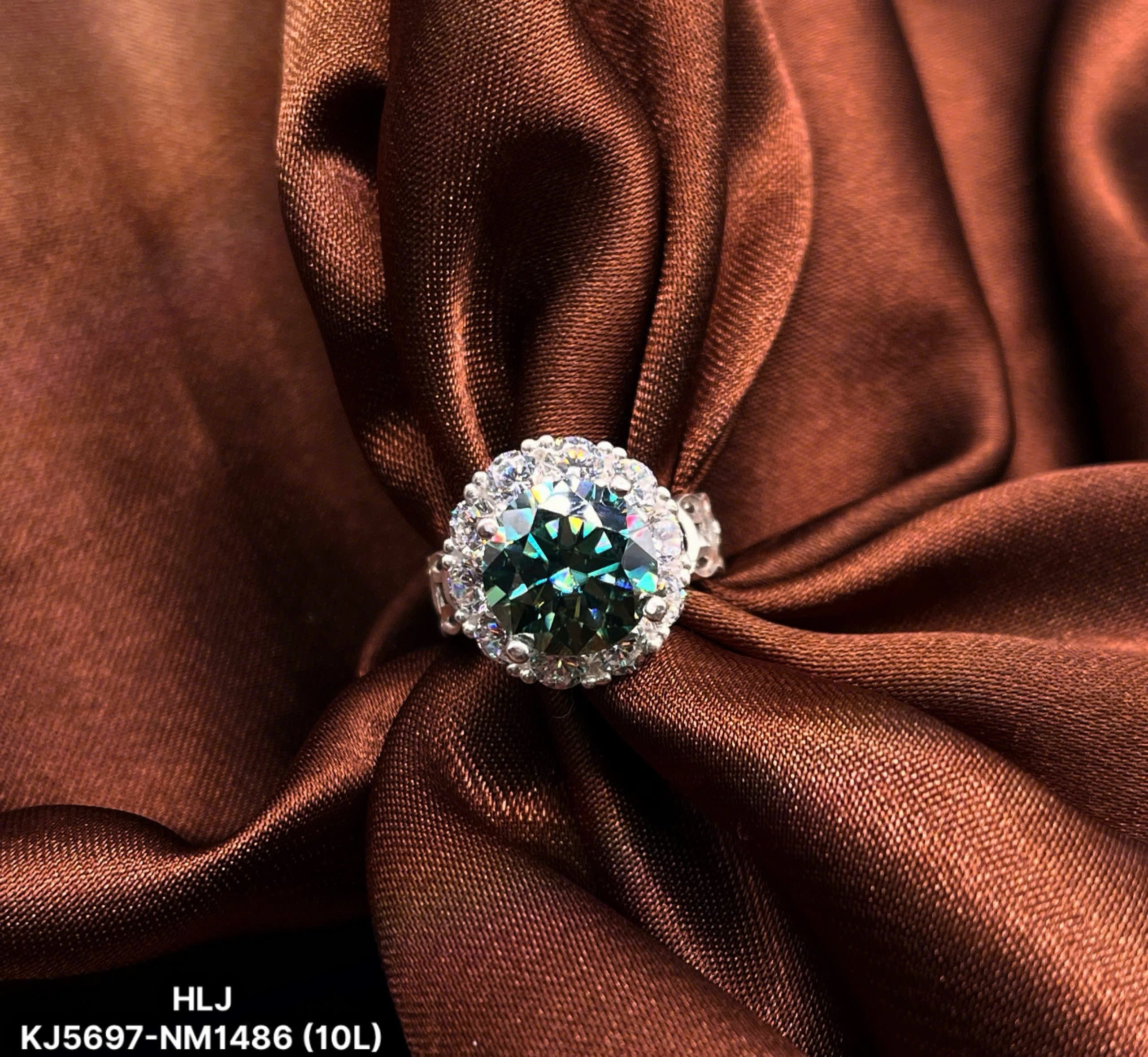 Emerald Bloom Moissanite Halo Ring – Regal Green Brilliance