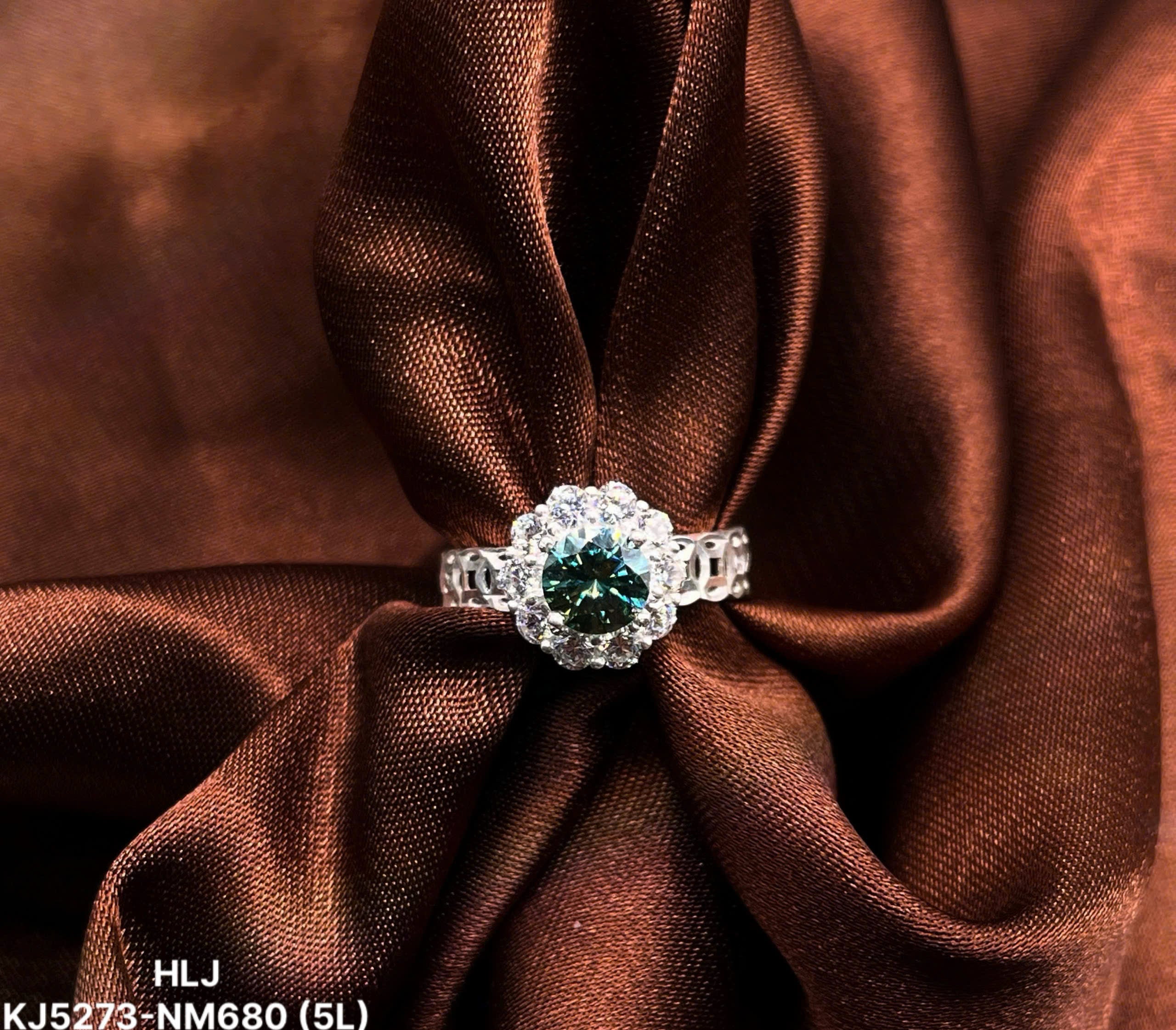 Emerald Bloom Moissanite Halo Ring – Regal Green Brilliance