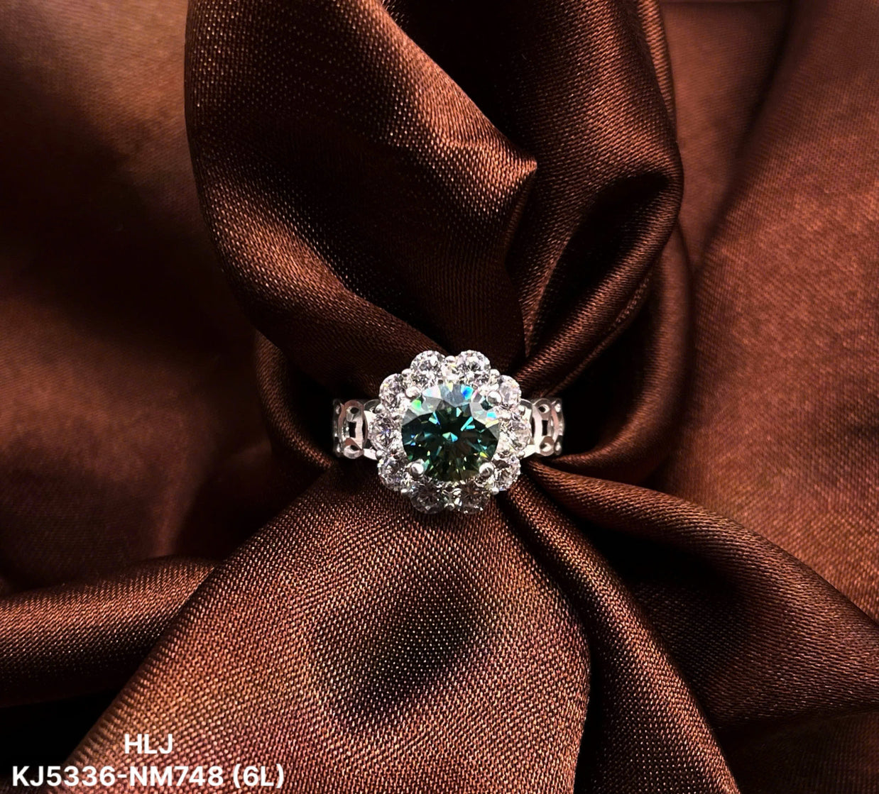 Emerald Bloom Moissanite Halo Ring – Regal Green Brilliance