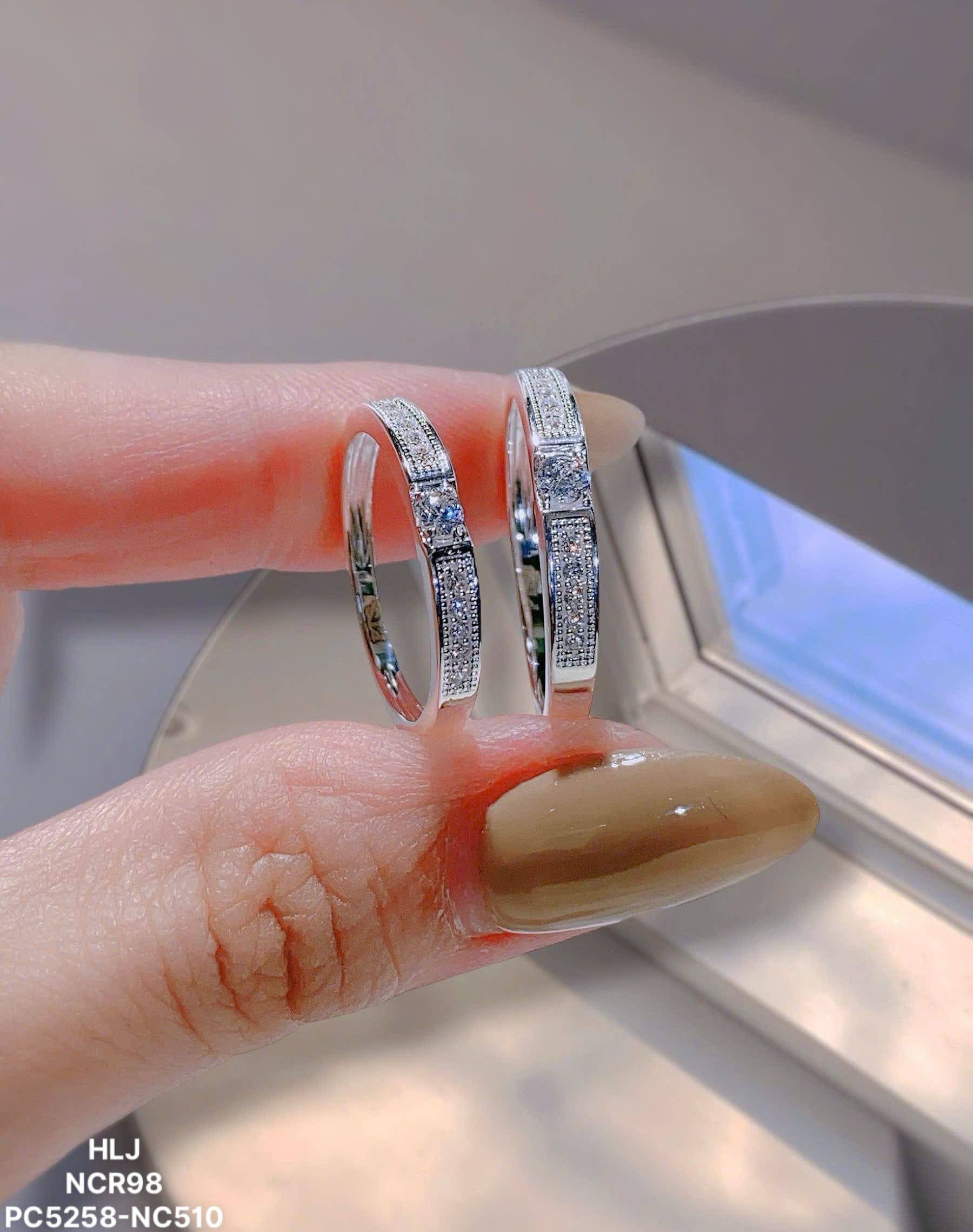 GeoGleam Pyramid Couple Rings – Modern Platinum Duo
