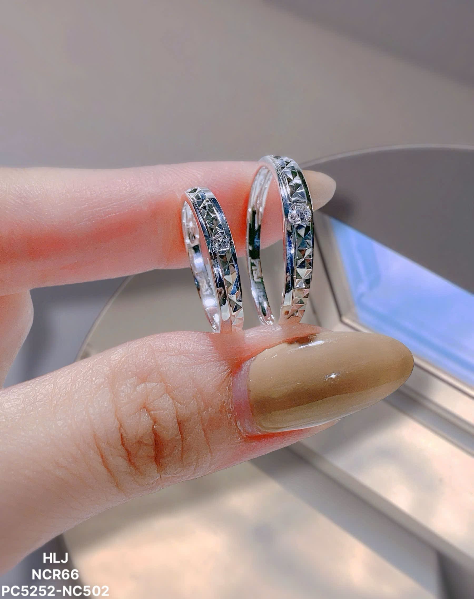 GeoGleam Pyramid Couple Rings – Modern Platinum Duo