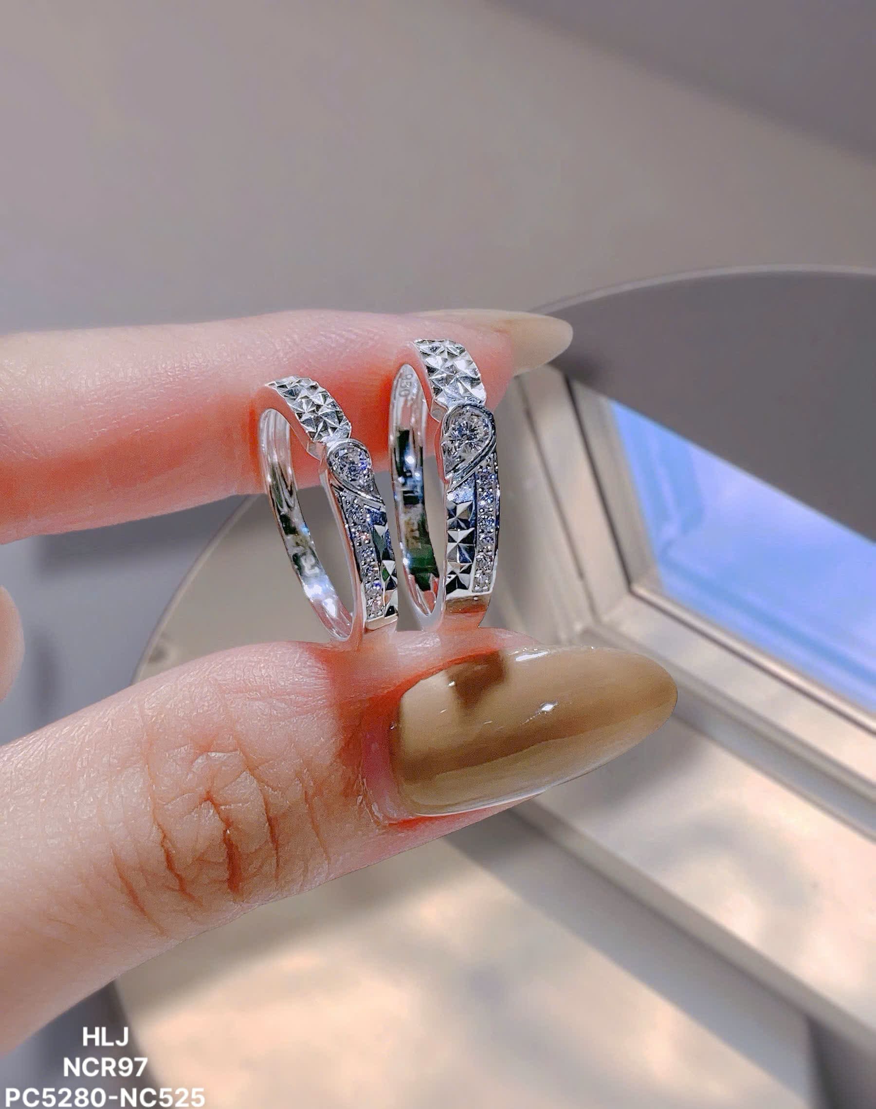 GeoGleam Pyramid Couple Rings – Modern Platinum Duo