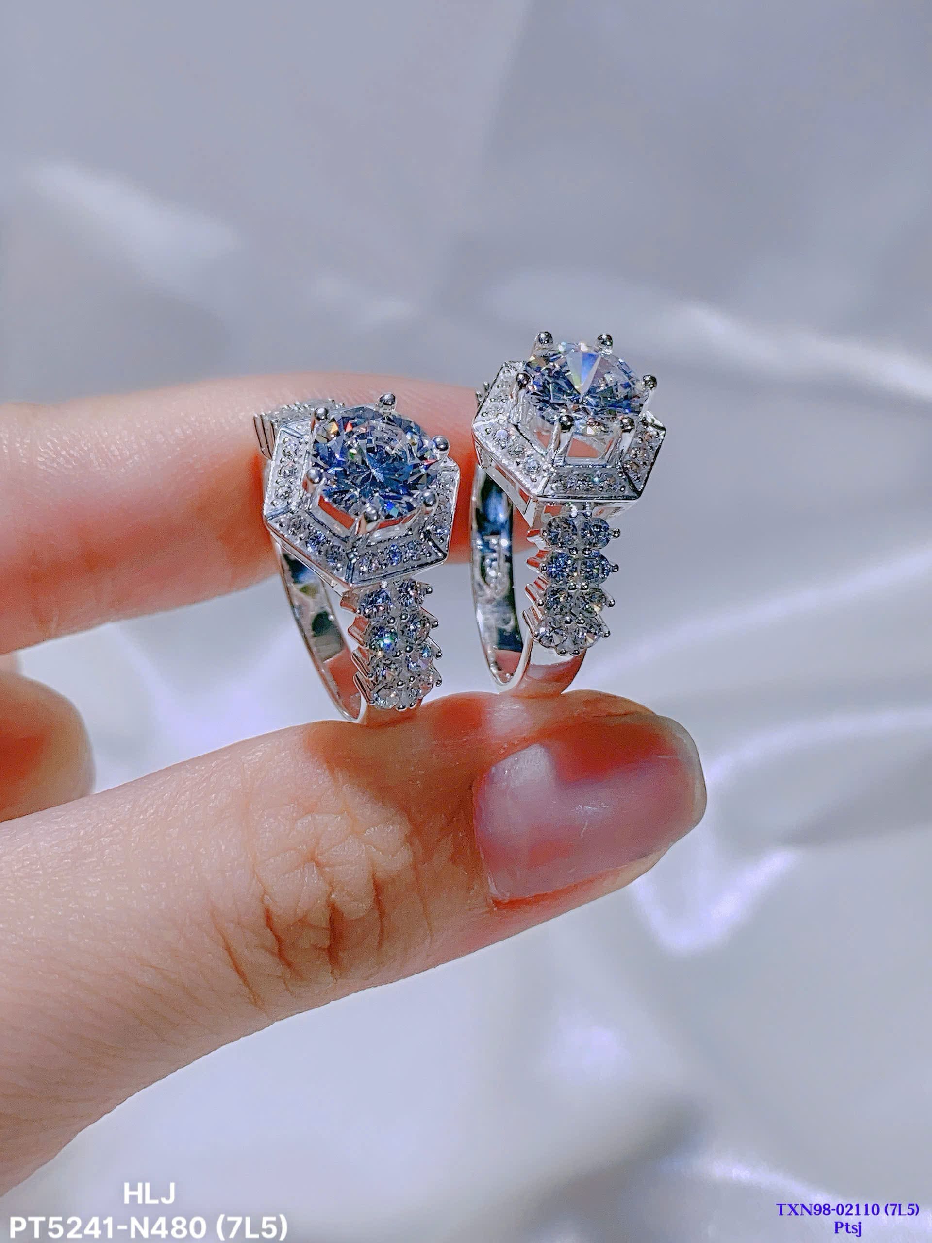HexaCrown CZ Moissanite Ring – Architectural Sparkle