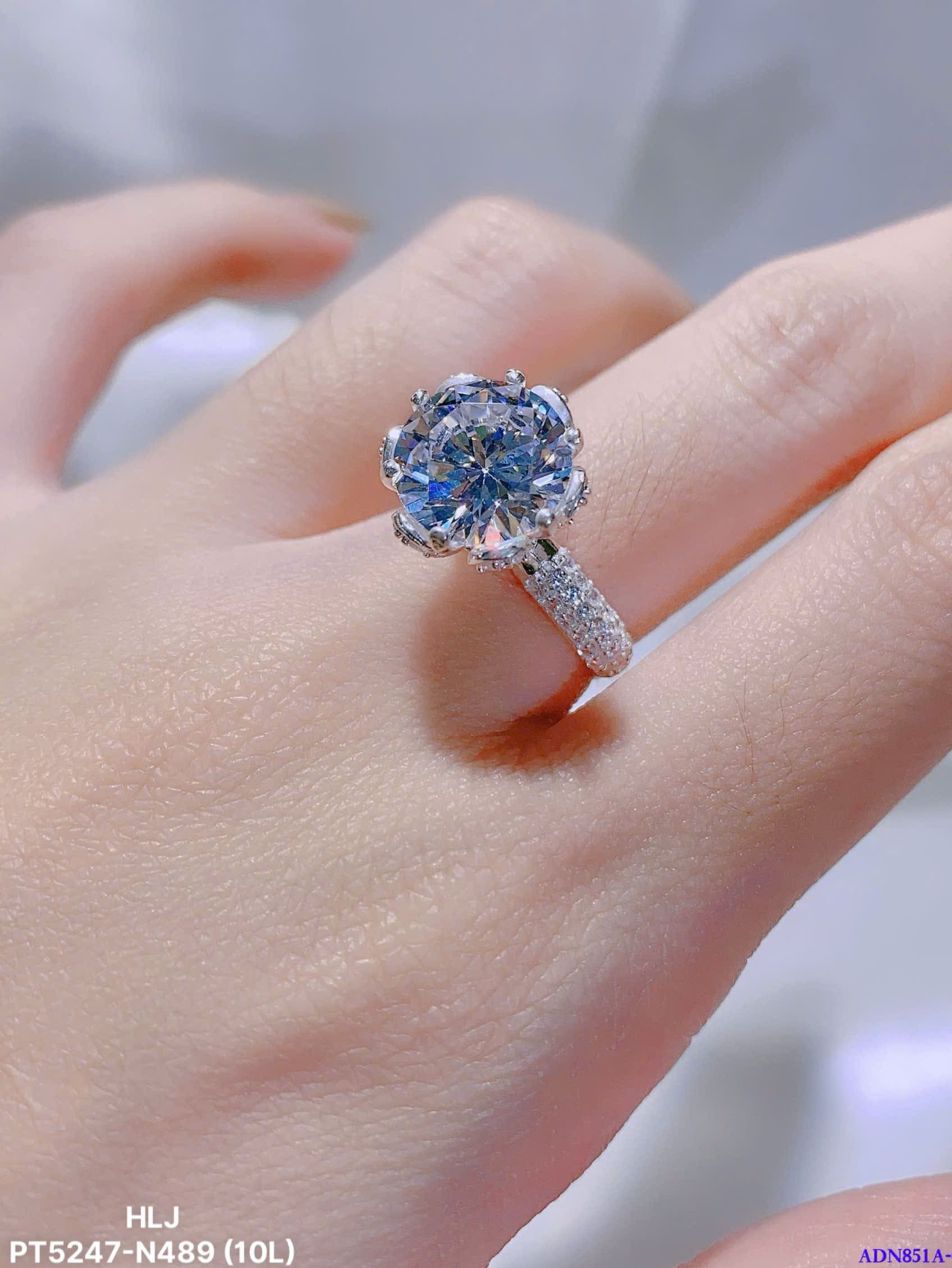 HexaCrown CZ Moissanite Ring – Architectural Sparkle